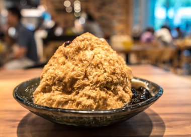 Tayvan 'da geleneksel buz banyosu köpüklü çay ile, Tayvan gece pazarında ünlü yemekler.