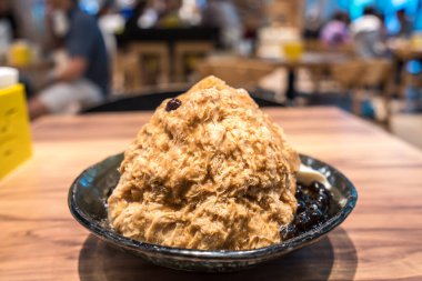 Tayvan 'da geleneksel buz banyosu köpüklü çay ile, Tayvan gece pazarında ünlü yemekler.