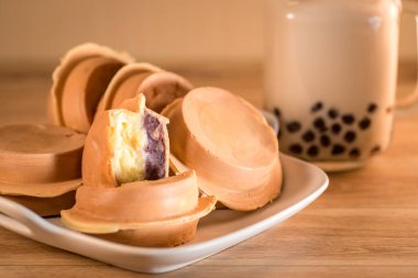 Güney usulü kızarmış tavuk, patates ve içecek menüsü.