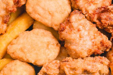 Güney usulü kızarmış tavuk, patates ve içecek menüsü.