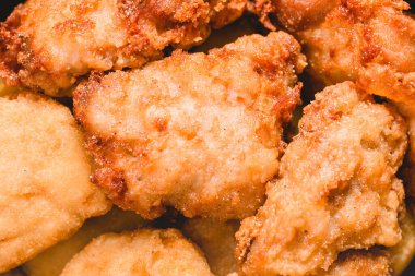 Güney usulü kızarmış tavuk, patates ve içecek menüsü.