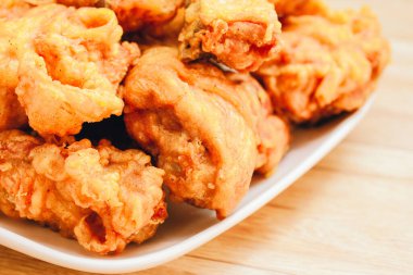 Güney usulü kızarmış tavuk, patates ve içecek menüsü.