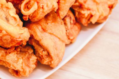 Güney usulü kızarmış tavuk, patates ve içecek menüsü.