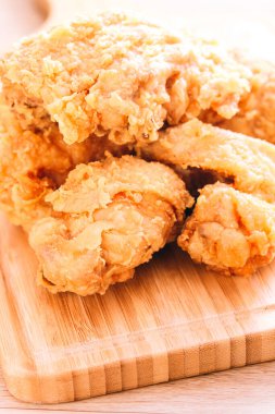 Güney usulü kızarmış tavuk, patates ve içecek menüsü.