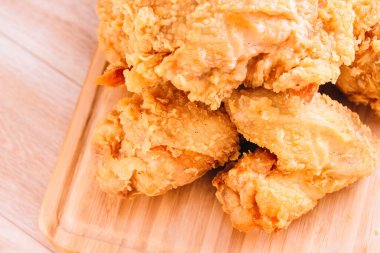 Güney usulü kızarmış tavuk, patates ve içecek menüsü.