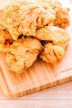 Güney usulü kızarmış tavuk, patates ve içecek menüsü.