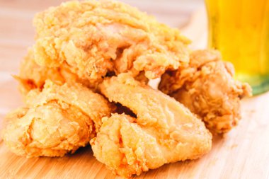 Güney usulü kızarmış tavuk, patates ve içecek menüsü.