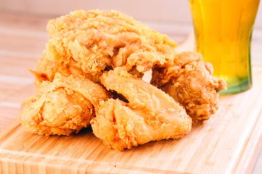 Güney usulü kızarmış tavuk, patates ve içecek menüsü.