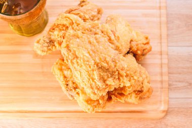 Güney usulü kızarmış tavuk, patates ve içecek menüsü.