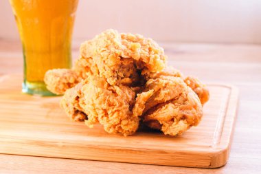 Güney usulü kızarmış tavuk, patates ve içecek menüsü.