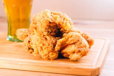 Güney usulü kızarmış tavuk, patates ve içecek menüsü.