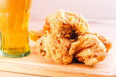 Güney usulü kızarmış tavuk, patates ve içecek menüsü.