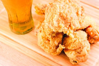 Güney usulü kızarmış tavuk, patates ve içecek menüsü.