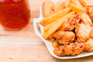 Güney usulü kızarmış tavuk, patates ve içecek menüsü.