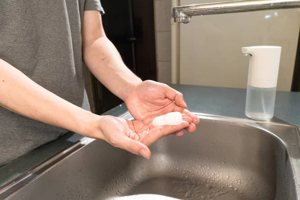 Έννοια Της Υγιεινής Πλένει Χέρια Σαπούνι Κάτω Από Βρύση Νερό — Φωτογραφία Αρχείου