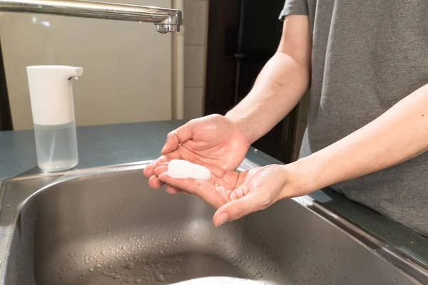 Έννοια Της Υγιεινής Πλένει Χέρια Σαπούνι Κάτω Από Βρύση Νερό — Φωτογραφία Αρχείου