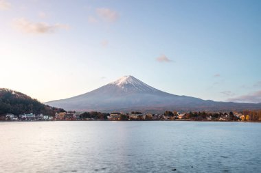 Fuji Dağı 'nın hava manzarası. Japonya 'nın ikonik ve sembolik dağları. Akşam Saati Fujisan Manzarası, Kawaguchiko, Yamanashi, Japonya.