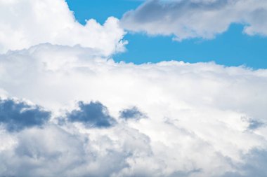 Küçük bulutlu mavi gökyüzü arkaplanı. panorama