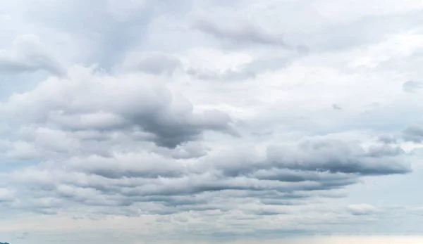Fondo Azul Cielo Con Pequeñas Nubes Panorama — Foto de Stock