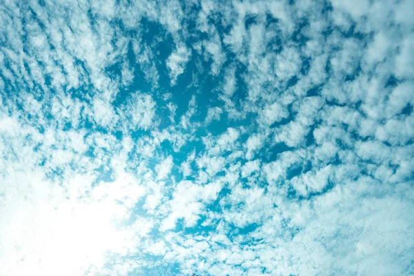 Fondo Azul Cielo Con Pequeñas Nubes Panorama —  Fotos de Stock