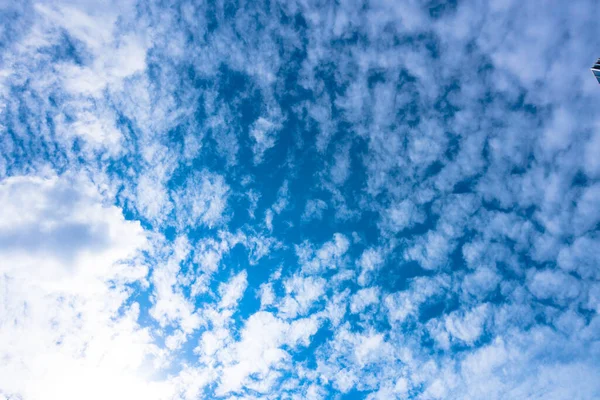 Fondo Azul Cielo Con Pequeñas Nubes Panorama —  Fotos de Stock