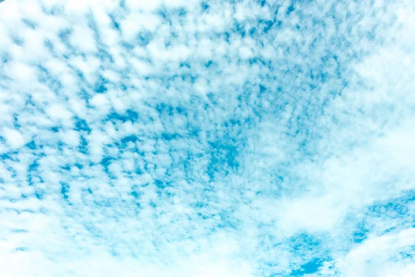 Blå Himmel Bakgrund Med Små Moln Panorama — Stockfoto