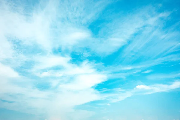 Küçük Bulutlu Mavi Gökyüzü Arkaplanı Panorama — Stok fotoğraf