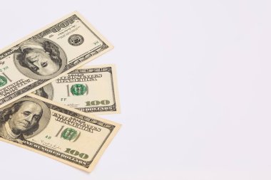 300 dolarlık banknotlar. Beyaz arka planda Amerikan banknotları.