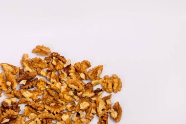 Beyaz arka planda doğranmış ceviz. Faydalı atıştırmalık.