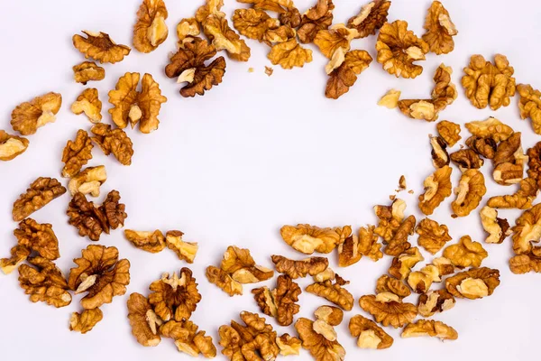 Dağıtılmış ceviz. Beyaz arka planda cevizler.