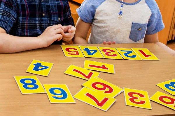 Los niños están jugando. Juegos educativos. Un niño en el jardín de infantes. Las manos de un niño. Comprimidos matemáticos . — Foto de Stock