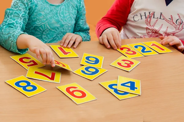 Lección Matemáticas Escuela Primaria Los Niños Están Jugando Juegos Educativos — Foto de Stock