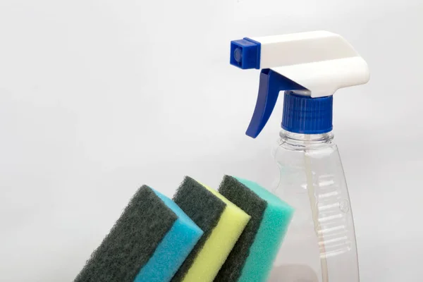 洗涤剂和消毒剂 抗菌清洁剂 打扫房子酒精溶液 色彩斑斓的毛巾 — 图库照片