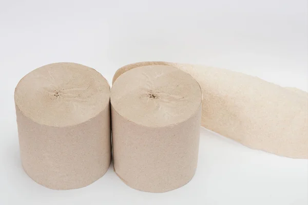傷のない紙ロール 紙の2つのロール 白い背景にシンプルなトイレットペーパー トイレ用の紙の皮 — ストック写真