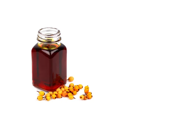 Olio di olivello spinoso in bottiglia di vetro su fondo bianco — Foto Stock