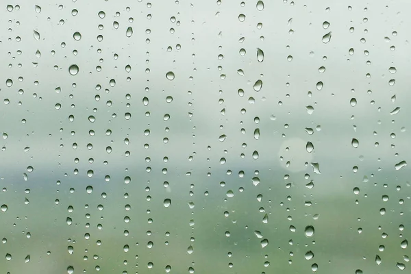 Gotas de chuva na janela no dia de verão — Fotografia de Stock