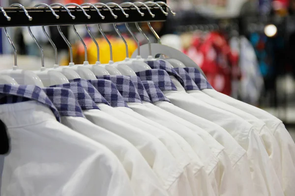 Camisa masculina en perchas en tienda de ropa —  Fotos de Stock