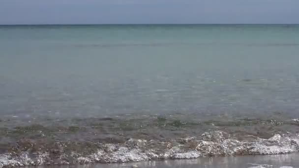 Costa do mar tranquila em tempo de verão ensolarado — Vídeo de Stock