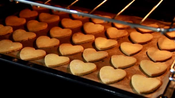 La mano femenina toma galletas en forma de corazón — Vídeo de stock