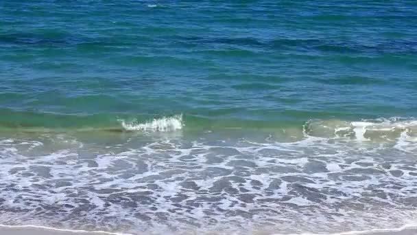 Belas ondas do mar com espuma branca — Vídeo de Stock