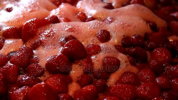 Μαγείρεμα σπιτική μαρμελάδα φράουλα — Αρχείο Βίντεο