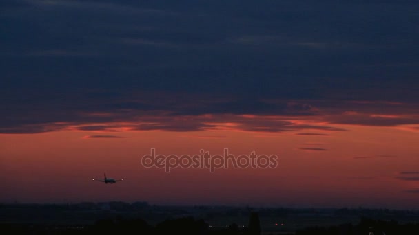 Pesawat terbang ke landasan saat matahari terbenam — Stok Video