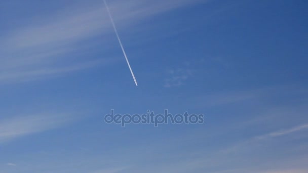 Pista de condensación y avión — Vídeos de Stock