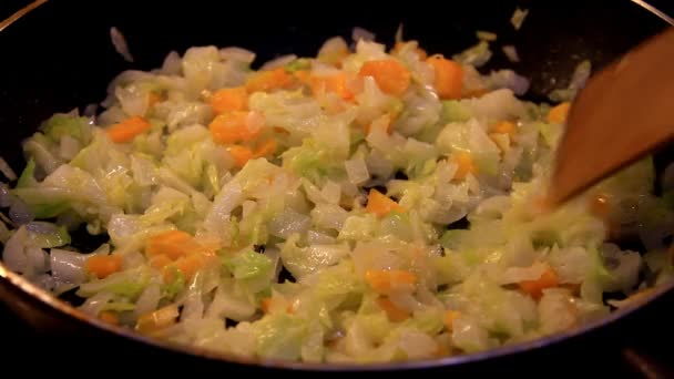 Freír la col con cebollas y zanahorias en la sartén — Vídeos de Stock