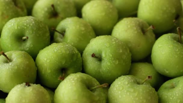 Φρέσκα πράσινα μήλα ψεκάζονται με νερό — Αρχείο Βίντεο