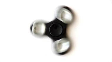 Beyaz arka plan üzerinde dönen kıpır Spinner