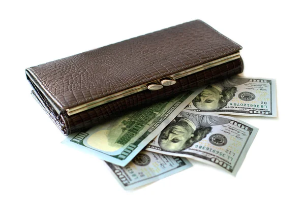 Plånbok och hundra dollarsedlar på vit bakgrund — Stockfoto