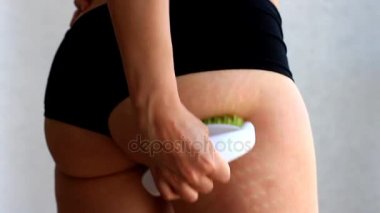 Genç kadının onun uyluk Anti-Selülit masaj yapması