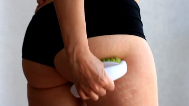 Mujer joven haciendo masaje anti-celulitis en su muslo — Vídeo de stock