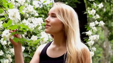 Beyaz çiçek bahçesinde çiçek açması genç kız hoşlanır